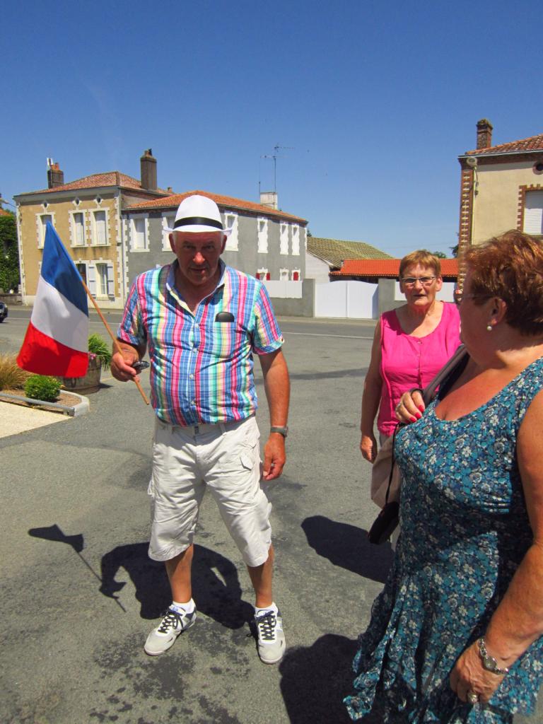 Roger est resté drapeau français en main